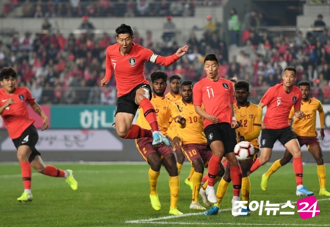 파울루 벤투 감독이 지휘봉을 잡고 있는 한국 남자축구대표팀이 17일(한국시간) 발표된 FIFA 랭킹에서 39위로 전달 대비 한 계단 올라섰다.  [사진=조성우 기자]