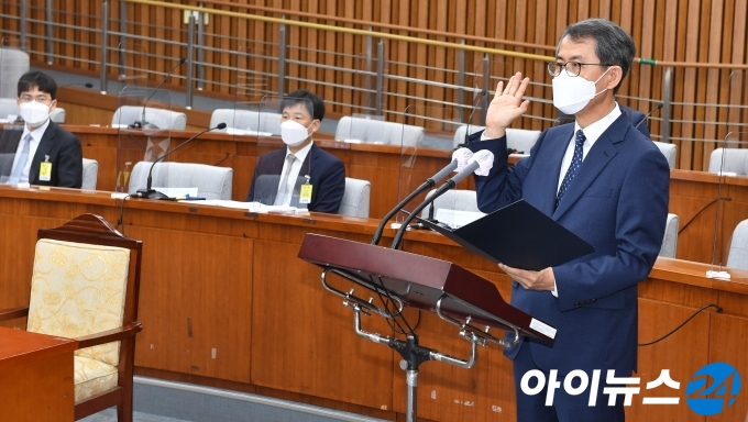 이흥구 대법관 후보자가 2일 오전 서울 여의도 국회에서 열린 인사청문회에 출석해 증인선서를 하고 있다.