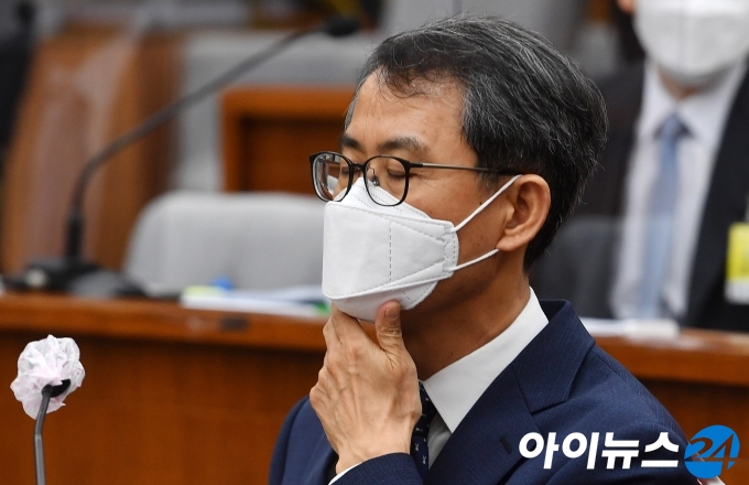 이흥구 대법관 후보자가 2일 오전 서울 여의도 국회에서 열린 인사청문회에 출석해 잠시 얼굴을 만지고 있다.