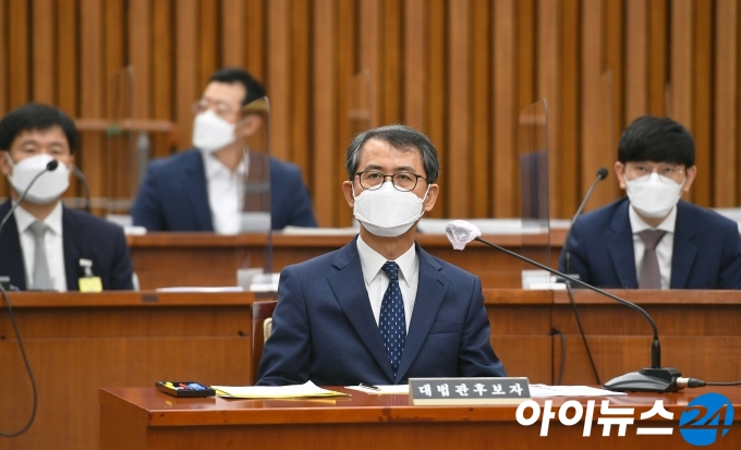 이흥구 대법관 후보자가 2일 오전 서울 여의도 국회에서 열린 인사청문회에서 의원 질문에 답변하고 있다.