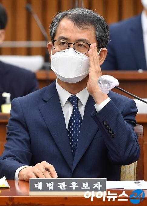 이흥구 대법관 후보자가 2일 오전 서울 여의도 국회에서 열린 인사청문회에서 안경을 고쳐 쓰고 있다.