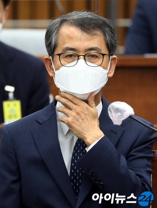 이흥구 대법관 후보자가 2일 오전 서울 여의도 국회에서 열린 인사청문회에서 잠시 마스크를 만지고 있다.