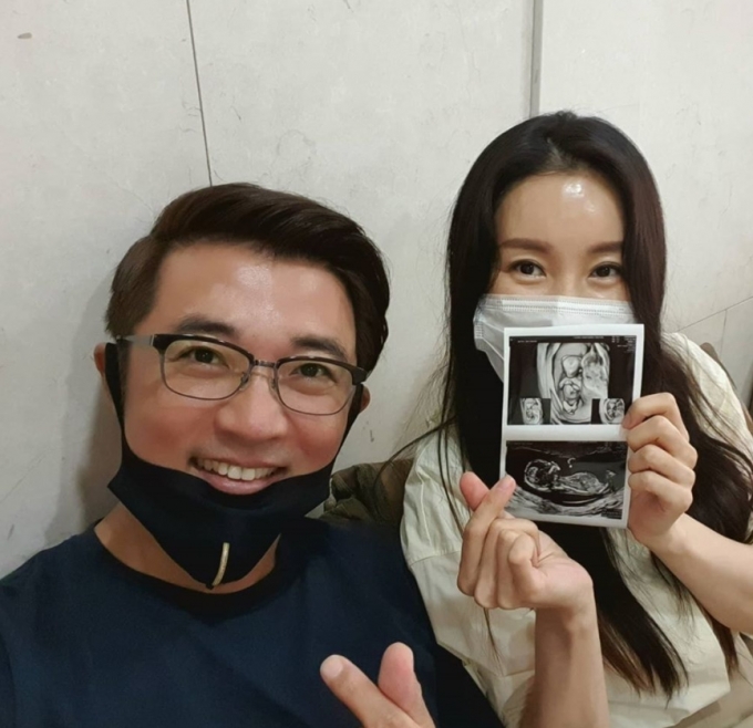 안재욱, 최현주 부부가 둘째 임신 소식을 전했다. [사진=안재욱 인스타그램]