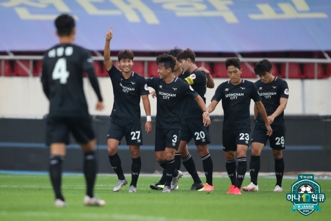 성남 유인수(27번)가 5일 열린 전북과 홈 경기에서 골을 넣은 뒤 팀 동료들과 기쁨을 함께 나누고 있다. 