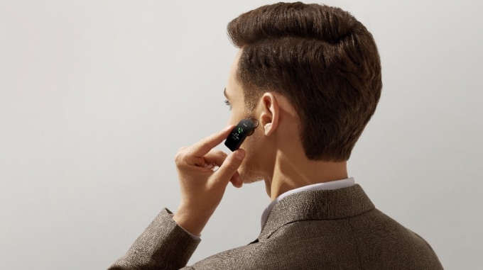 화웨이 토크밴드 B6의 양쪽 측면의 해제 버튼을 가볍게 눌러 본체와 블루투스 이어폰 기능을 하는 바디를 분리할 수 있으며, 바디를 이용해 쉽게 전화를 걸고 받을 수 있다. [사진=화웨이]