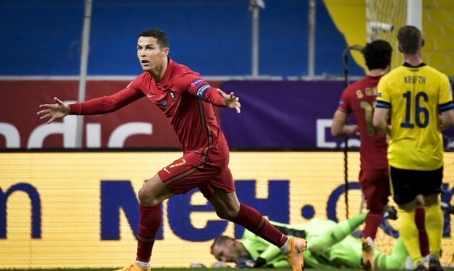 포르투갈의 크리스티아누 호날두가 9일(한국시간) 스웨젠 솔나의 프렌즈 아레나에서 열린 2020-2021 유럽축구연맹(UEFA) 네이션스리그 리그A 조별리그 2차전 스웨덴과의 경기에서 득점 후 세리머니를 하고 있다. [사진=뉴시스]