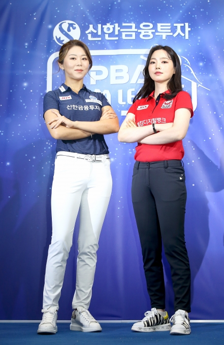 PBA 2020-21시즌 팀리그 온라인 미디어데이 행사가 지난 9일 열렸다. 차유람(오른쪽)과 김가영이 함께 포즈를 취했다. [사진=PBA]