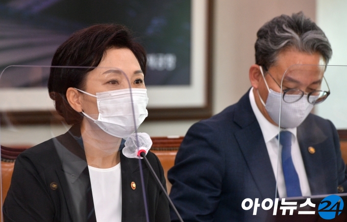 김현미 국토교통부 장관이 11일 국회에서 열린 국토교통위원회 전체회의에서 의원들 질의에 답변하고 있다.