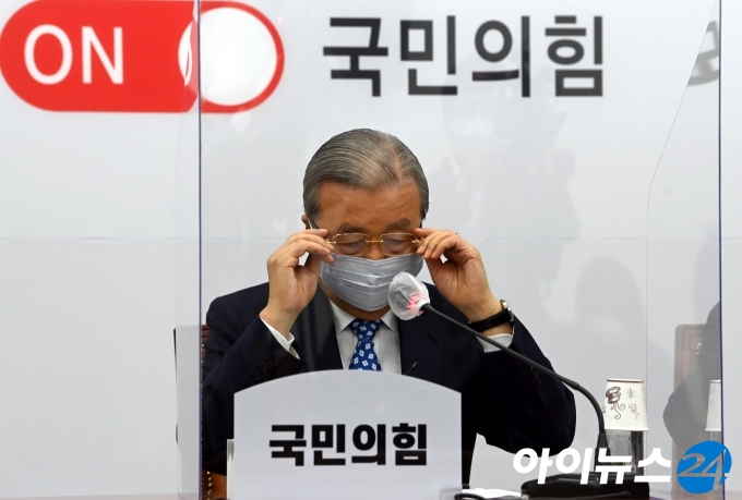 김종인 국민의힘 비대위원장이 14일 오전 국회에서 열린 비상대책위원회의에서 안경을 고쳐 쓰고 있다.