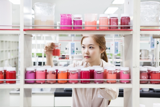 한국콜마가 색조화장품 10종의 비건 인증을 마쳤다. [사진=한국콜마]