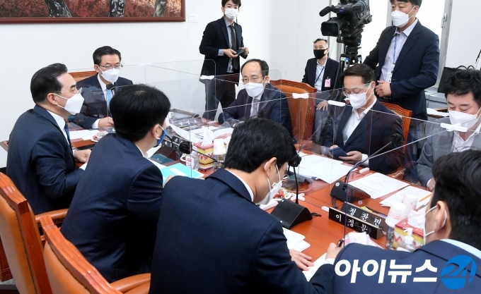 21일 서울 여의도 국회에서 예산결산특별위원회 소위원회가 열리고 있다.