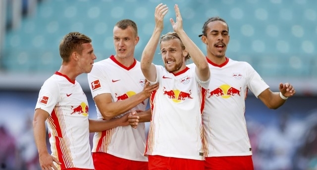 라이프치히 선수들이 마인츠와 2020-2021시즌 독일 분데스리가 1라운드 홈 경기에서 추가 골을 넣은 뒤 환호하고 있다.  [사진=뉴시스]