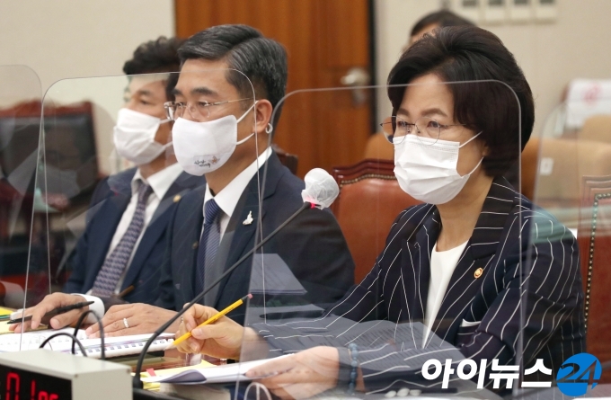 추미애 법무부 장관이 21일 서울 여의도 국회에서 열린 법제사법위원회 전체회의에 출석해 의원 질문에 답변하고 있다.