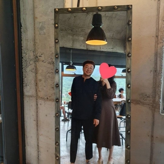 박휘순이 SNS를 통해 여자친구와 데이트 사진을 공개했다.  [사진=박휘순 인스타그램 ]