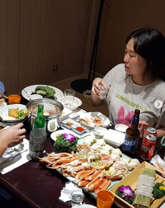 정주리가 남편 논란 수습을 위해 대게 먹는 사진을 공개했다. [사진=정주리 인스타그램]