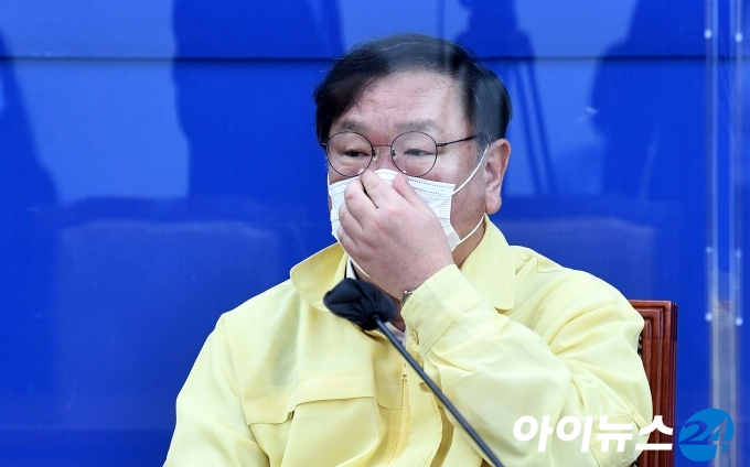 김태년 더불어민주당 원내대표가 22일 서울 여의도 국회에서 열린 더불어민주당 원내대책회의에서 마스크를 고쳐쓰고 있다.