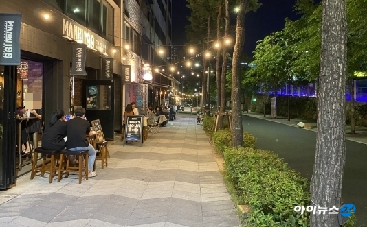 21일 저녁 서울 중구의 '중리단길' 거리에 많은 시민들이 몰려 있었다. [사진=이현석기자]