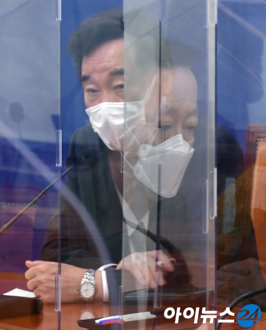 이낙연 더불어민주당 대표가 22일 서울 여의도 국회 당 대표실에서 박용만 대한상공회의소 회장을 예방을 받고 발언하고 있다. 코로나19 확산을 방지하기 위해 설치된 가림막에 박용만 회장의 얼굴이 반사되어 보이고 있다.