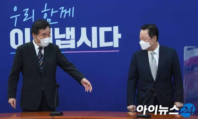 박용만 대한상공회의소 회장이 22일 서울 여의도 국회 당 대표실에서 이낙연 더불어민주당 대표를 예방하고 있다.