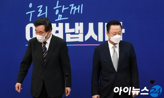 이낙연 더불어민주당 대표가 22일 서울 여의도 국회에서 박용만 대한상공회의소 회장을 예방을 받고 기념촬영을 마친 뒤 자리에 앉고 있다.