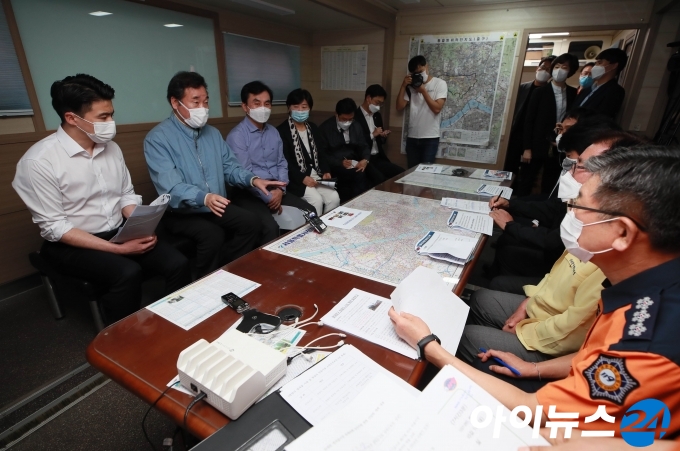 이낙연 더불어민주당 대표가 22일 오후 서울 동대문구 청량리 청과물시장 화재현장을 방문해 관계자들과 대책을 논의하고 있다. 