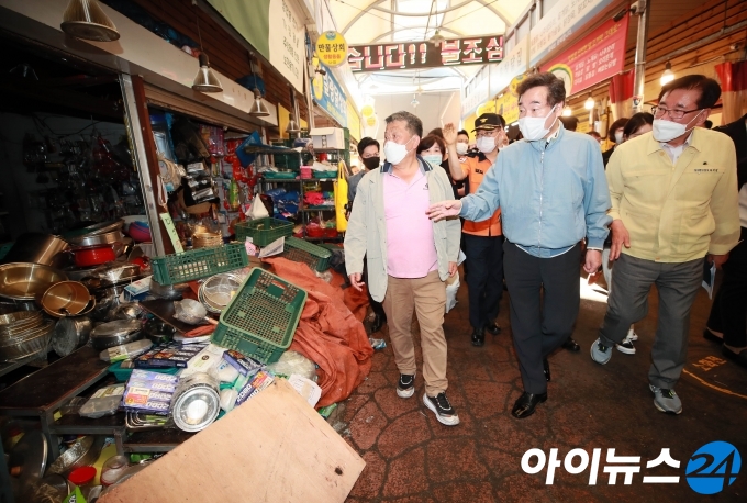 이낙연 더불어민주당 대표가 22일 오후 서울 동대문구 청량리 청과물시장을 찾아 화재현장으로 향하고 있다. 