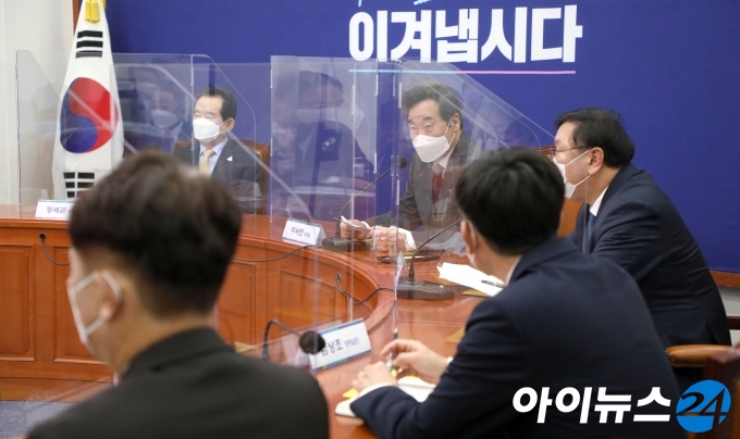 이낙연 더불어민주당 대표가 24일 서울 여의도 국회에서 열린 고위당정청 협의회에서 모두발언을 하고 있다.