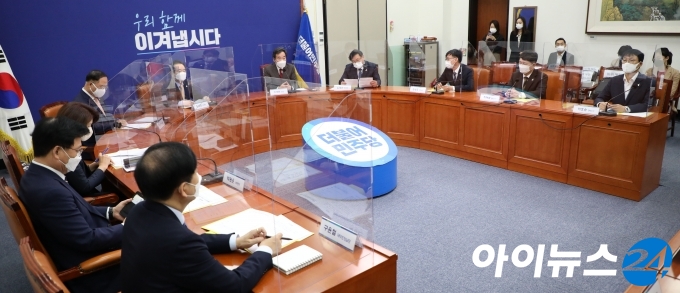 이낙연 더불어민주당 대표가 24일 서울 여의도 국회에서 열린 고위당정청 협의회에서 모두발언을 하고 있다.