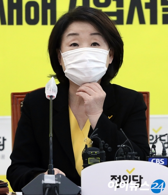 심상정 정의당 대표가 24일 오전 서울 여의도 국회에서 열린 퇴임 기자회견을 하고 있다.