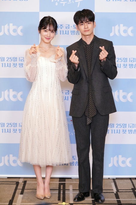 배우 신예은과 옹성우가 24일 온라인으로 진행된 JTBC 새 금토드라마 '경우의 수' 제작발표회에 참석해 포토타임을 갖고 있다. [사진 제공=JTBC]