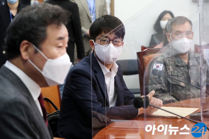 박재민 국방부 차관이 24일 더불어민주당 국회 당대표실을 방문해 북한 해역 실종 선원 피격 사건에 대해 보고하고 있다.
