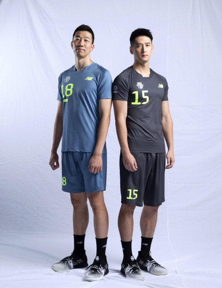 현대캐피탈의 20-21 시즌 새 유니폼을 입은 신영석(왼쪽)과 문성민. [사진=현대캐피탈 스카이워커스 배구단]