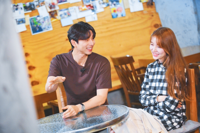 공유와 윤은혜가 '청춘다큐 다시스물 - 커피프린스'에 출연해 대화를 나누고 있다. [사진=MBC]