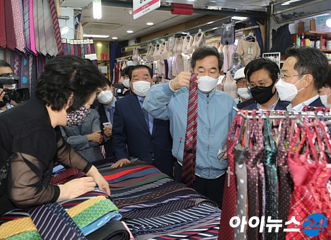 이낙연 더불어민주당 대표가 추석 연휴를 앞둔 29일 오전 서울 중구 남대문시장을 방문해 넥타이를 구매하고 있다.
