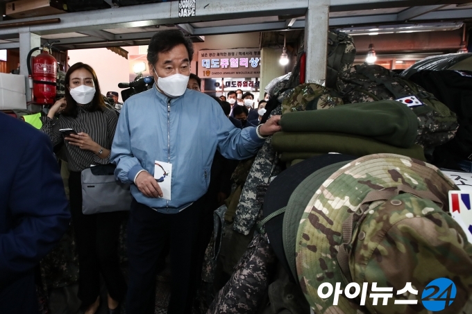 이낙연 더불어민주당 대표가 추석 연휴를 앞둔 29일 오전 서울 중구 남대문시장을 방문해 물건들을 보고 있다.