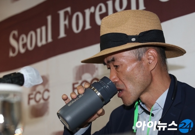 북한 피격 사망 공무원 A씨의 형 이래진씨가 29일 오후 서울 중구 한국프레스센터에서 외신기자들을 상대로 기자회견을 하고 있다.