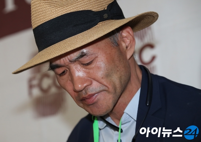북한 피격 사망 공무원 A씨의 형 이래진씨가 29일 오후 서울 중구 한국프레스센터에서 외신기자들을 상대로 기자회견을 하고 있다.