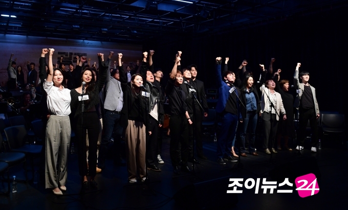 29일 오후 서울 종로구 홍익대 대학로 아트센터에서 진행된 뮤지컬 '광주' 시츠프로브 및 쇼케이스에 출연 배우들이 '님을 위한 행진곡'을 열창하고 있다.