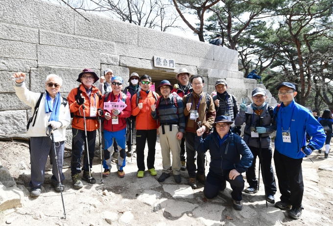 제1회 희망찾기 등산 ·트레킹 교실 참가자들이 북한산 용암문 앞에서 화이팅을 외치고 있다.   [사진=정소희 기자]