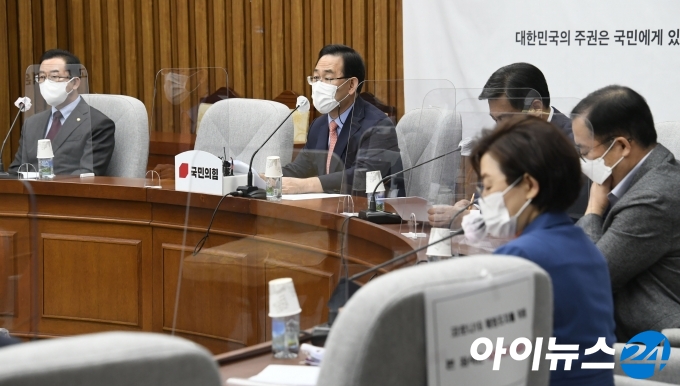 주호영 국민의힘 원내대표가 6일 오전 서울 여의도 국회에서 열린 국정감사 사전대책회의에서 모두발언을 하고 있다.