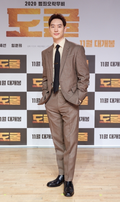 배우 이제훈이 6일 온라인으로 진행된 영화 '도굴'(감독 박정배) 제작보고회에 참석해 포즈를 취하고 있다. [사진 제공=CJ엔터테인먼트]