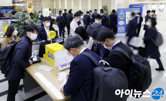 21대 국회 국정감사 첫날인 7일 오전 서울 여의도 국회 방문 접수 창구가 피감기관 관계자들로 북적이고 있다.