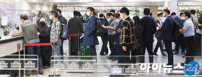 21대 국회 국정감사 첫날인 7일 오전 서울 여의도 국회 방문 접수 창구가 피감기관 관계자들로 북적이고 있다.