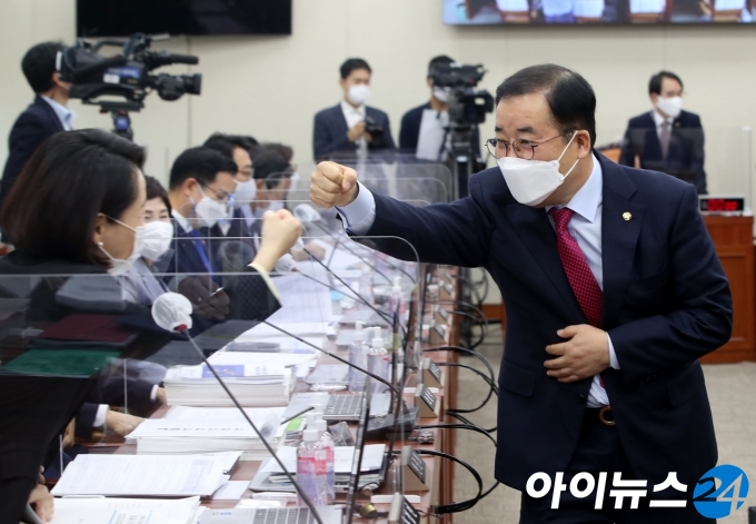 7일 국회에서 열린 과학기술정보방송통신위원회 국정감사에서 국민의힘 박성중 의원이 여당의원들과 주먹 인사를 하고 있다.