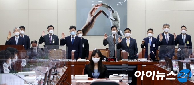 7일 국회에서 열린 과학기술정보방송통신위원회 국정감사에서 최기영 장관이 선서를 하고 있다.