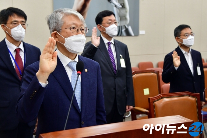 최기영 과학기술정보통신부 장관이 7일 국회 과학기술정보방송통신위원회에서 열린 과기부 등에 대한 국정감사에서 증인선서를 하고 있다. 