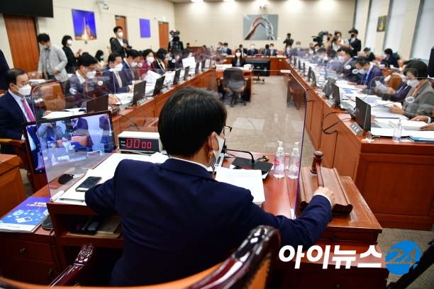 7일 국회 과학기술정보방송통신위원회에서 열린 과기부 등에 대한 국정감사에서 이원욱 위원장이 의사봉을 두드리고 있다.  [사진=조성우 기자]