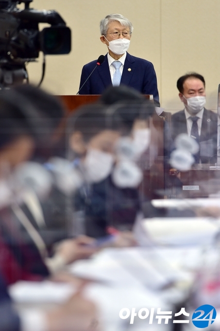 최기영 과학기술정보통신부 장관이 7일 국회 과학기술정보방송통신위원회에서 열린 과기부 등에 대한 국정감사에서 업무보고를 하고 있다.