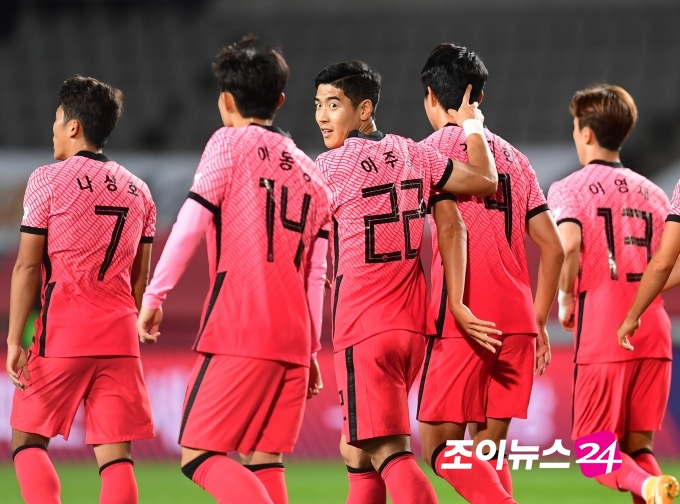 9일 오후 경기도 고양종합운동장에서 열린 2020 하나은행컵 축구 국가대표팀 VS 올림픽대표팀 경기에서 국가대표팀 이주용이 전반 선제골을 넣고 동료들과 기쁨을 나누고 있다. 