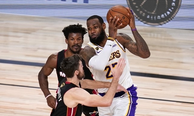 LA 레이커스 르브론 제임스(오른쪽)이 12일(한국시간) 열린 2019-20시즌 NBA 파이널 6치전에서 우승을 차지했고 최우수선수(MVP)로도 선정됐다.  [사진=뉴시스]